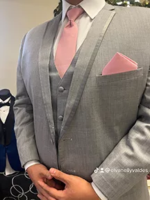 Grey with pink tie smokin. Tuxedo gris con corbata rosa tradicional. Elegance Tuxedo.Renta de Tuxedos