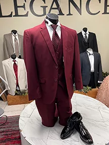 dark red with red tie smokin. Tuxedo guindo con corbata guinda tradicional. Elegance Tuxedo. Renta de Tuxedos