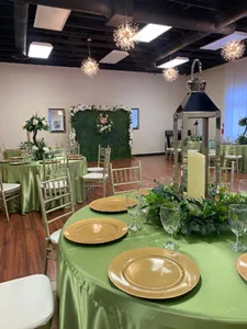 Salon para 100 personas. ¡Celebra tus momentos especiales en nuestro exclusivo salón de eventos. Nos enorgullecemos de brindar un servicio de primera clase y de crear recuerdos duraderos.