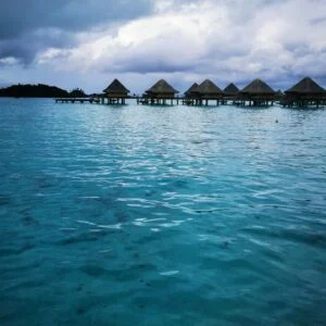 Tailandia: Con sus templos budistas, playas de arena blanca y exótica gastronomía, Tailandia ofrece una mezcla única de cultura y belleza natural para una boda inolvidable. Recordemos que Tailandia es el país de la eterna sonrisa, con un 90% de su población budista y que hacer “méritos” es de suma importancia. Esto le añadiría a tu boda una experiencia aún más significativa. La ceremonia se lleva a cabo en un templo budista, y a su vez se acompaña con música tradicional, y bailes típicos, dando la bienvenida y lugar, a un ambiente vibrante y alegre. Cabe destacar que la parte más importante de las ceremonias en este país es la bendición del agua, en la cual los novios se arrodillan al frente de los invitados con las manos juntas, y familiares y amigos, vierten agua sobre las manos de los recién casados mientras les recitan bendiciones y buenos deseos.