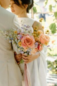 Choose your bouquet according to the wedding dress