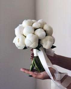 Bouquet: This is one of the most popular and used. It is a combination of small flowers that make up a half sphere and its diameter is no more than 30 centimeters. This type of bouquet goes with simple wedding dresses with a princess cut or those dresses that have a large skirt.