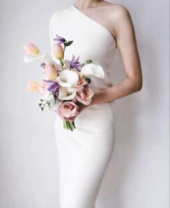 Asymmetrical: Asymmetrical bouquets are the ones we see mostly in bridal fashion magazines or blogs and are characterized by being composed of flowers of different types that may seem a little disordered, but are placed in a strategic order. They combine perfectly with very simple and sophisticated halter neck dresses. They are also ideal for dresses with a sweetheart cut. 