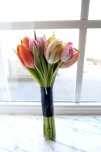 Long stem: This can be quite similar to the bouquet, but its main difference is that the flower and the stem are different. The stem is longer and this is the perfect bridal bouquet for tall, elegant women who want a contrast with colorful flowers. 