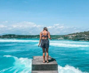 Islas Maldivas: Destinos Exóticos para Bodas Con sus aguas cristalinas, playas de arena blanca y lujosos resorts sobre el agua, las Maldivas son un destino perfecto para una boda romántica en el paraíso. Sólo imagina lo romántico que sería intercambiar votos de amor con el sonido de las olas como fondo, mientras que el sol se esconde en el horizonte. No hay nada más mágico que casarse en este paraíso tropical.