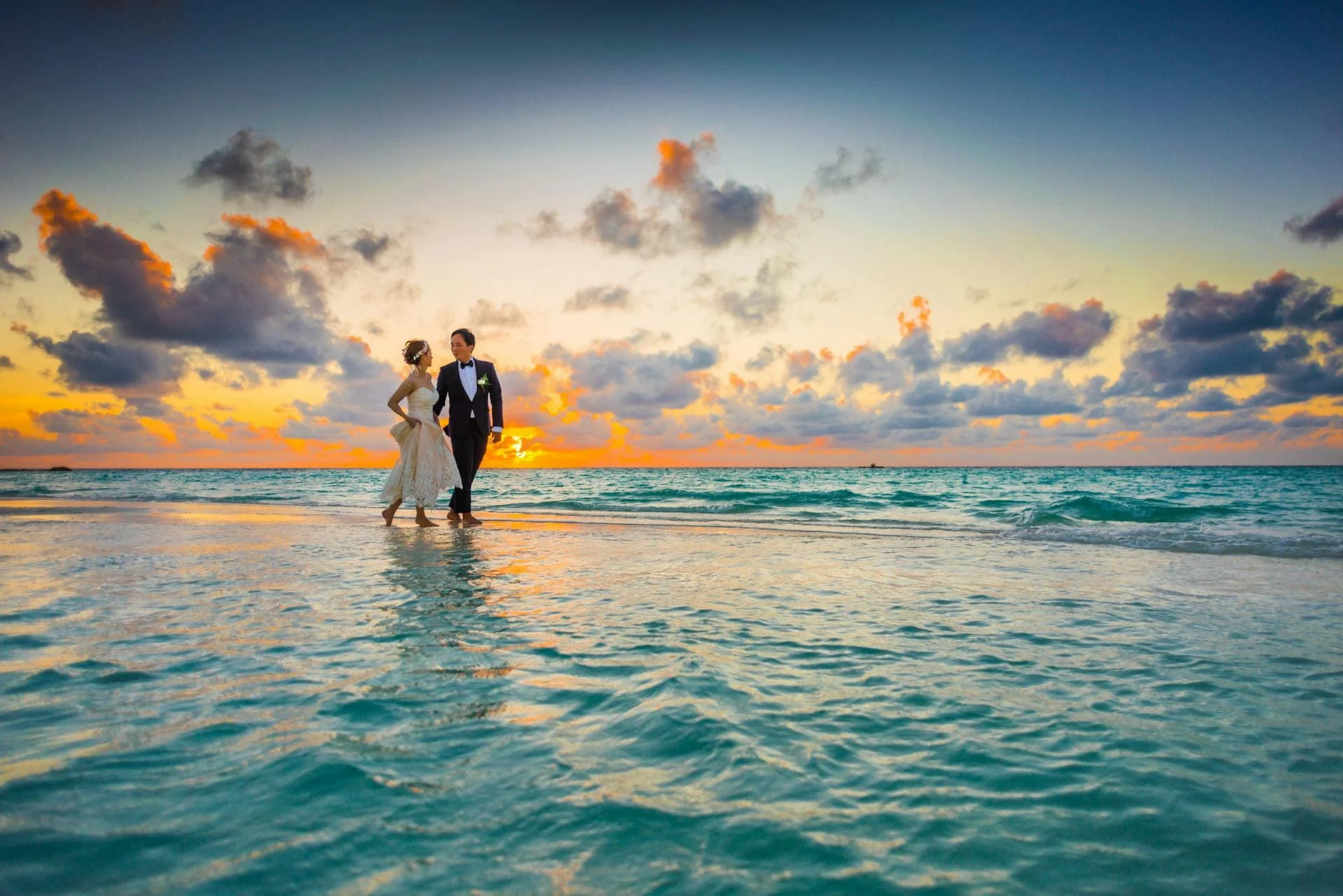 Bora Bora, Polinesia Francesa: Con sus lujosos bungalows sobre el agua y aguas turquesas, Bora Bora es un destino exótico y romántico para una boda inevitable. Es un auténtico paraíso en el corazón del Pacífico Sur. Tiene escenarios de ensueños y un entorno naturalmente hermoso que haría de tu boda una experiencia muy especial. También cabe destacar que muchos resorts y hoteles en Bora Bora ofrecen servicios de boda personalizados, lo cual haría mas cómoda tu experiencia al momento de la planificación de tu boda.