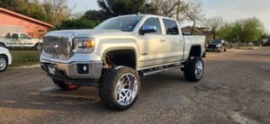 Por otro lado, si lo que buscas es aumentar la altura de tu vehículo, nuestros lift kits son la elección ideal. Estos kits no solo mejoran el rendimiento de tu camioneta en terrenos difíciles, sino que también le dan un aspecto más agresivo y robusto.